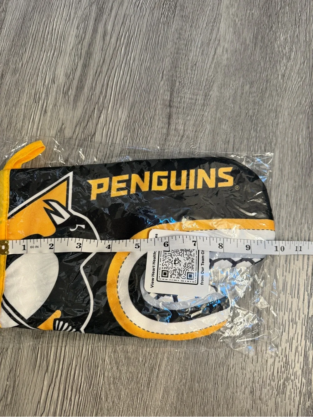 UPMC Pittsburgh Penguins Sports Theme Oven Mitt Black Yellow White